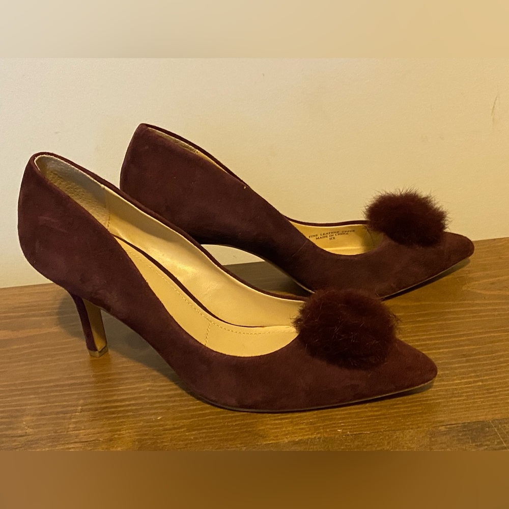 Charles David “Sadie” Stiletto Pointed Fox Pom Pom Pumps Burgandy Suede Sz 7